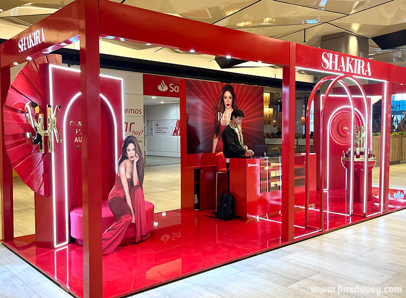 stand-Shakira-DOT-2
