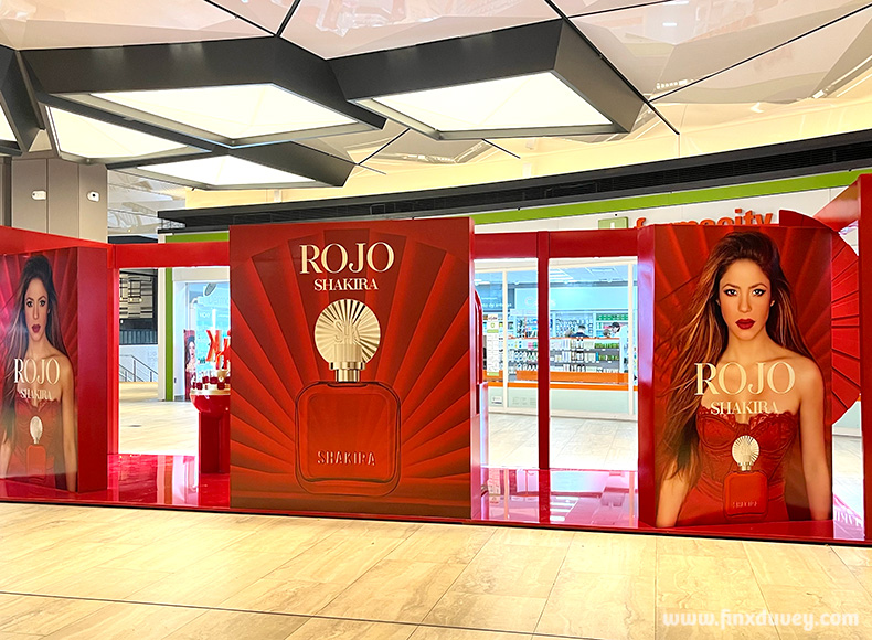 stand-Shakira-DOT-3