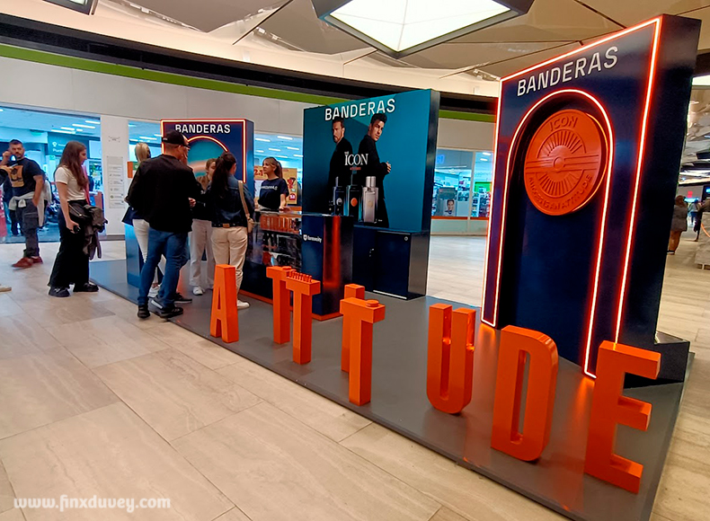 stand-Banderas-1