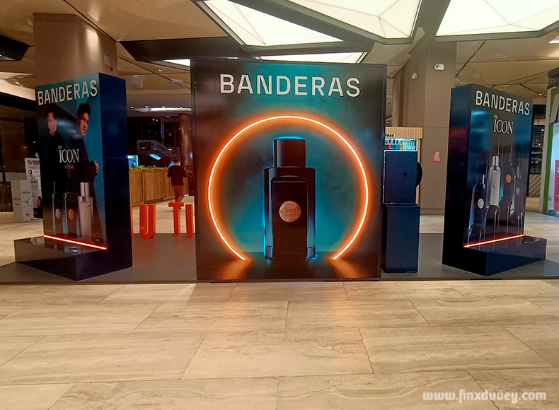 stand-Banderas-3
